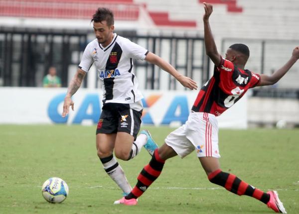 Cosendey em ação contra o Flamengo na Taça Guanabara