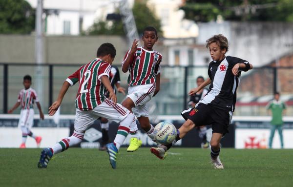 Kauã Velon é marcado de perto por dois defensores do Fluminense