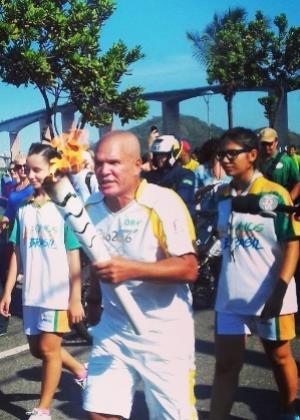 Geovani carrega tocha olímpica no Rio