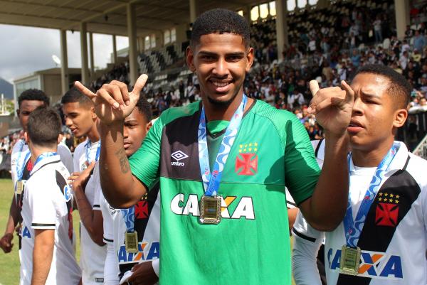 João Pedro posa com a medalha da Taça Rio
