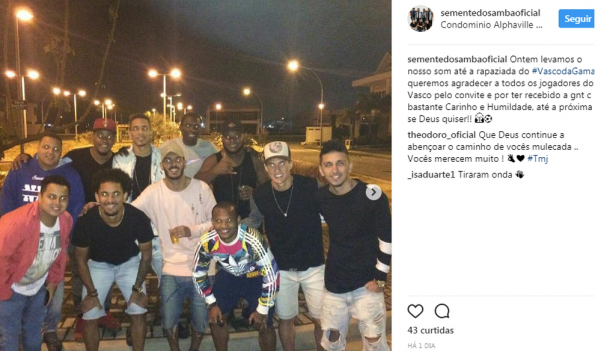 Foto de grupo de pagode com jogadores do Vasco: Douglas, Gilberto, Jomar, Manga e Mateus Vital