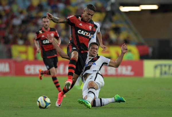 Nomes como Guerrero e Jean mostram contraste entre o investimento de Flamengo e Vasco