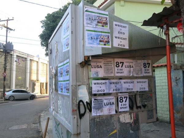 Cartazes colocando em banca perto da entrada de visitantes de São Januário