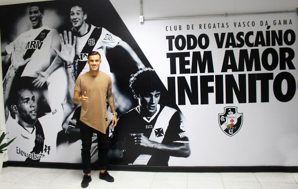 Philippe Coutinho posa no painel com sua foto no Caprres/Base