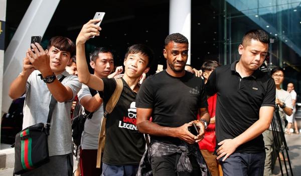 Muriqui é bastante assediado pelos torcedores em sua chegada ao Guangzhou Evergrande