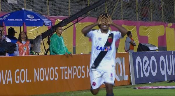 Paulo Vitor comemora seu gol sobre o Vitória, o primeiro como profissional
