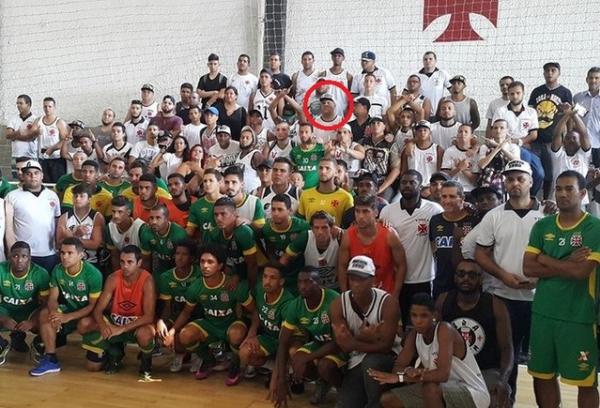 Destacado em vermelho, Savio na reunião com jogadores em São Januário, pouco mais de um ano depois do episódio com Rodrigo