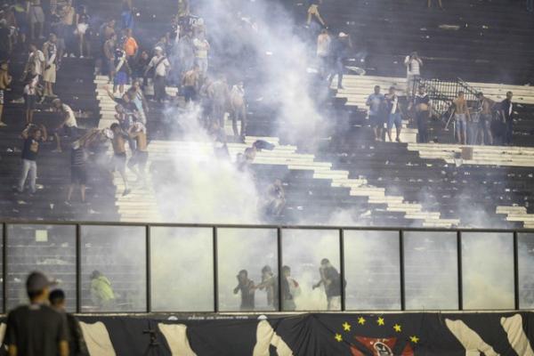 Confronto entre torcedores e polícia após jogo em São Januário