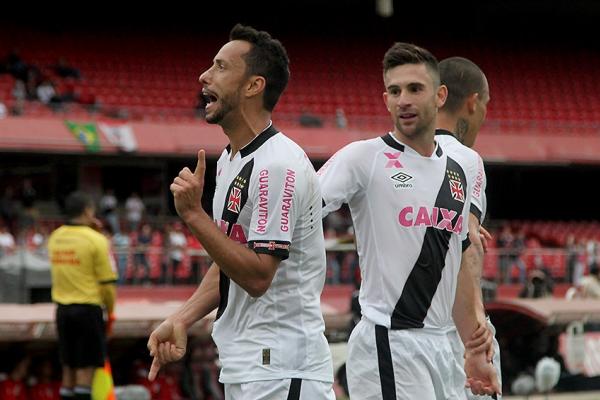 Nenê e Gallo comemoram gol contra o São Paulo em 2015