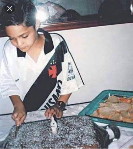 No aniversário de 9 anos, Anderson de camisa do Vasco corta o bolo: jogador faz 30 dia 21 de agosto, data de fundação do clube do coração