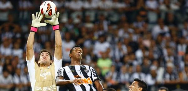 Goleiro Martin Silva sobe mais do que Jô e fica com a bola no alto, na final da Libertadores de 2013