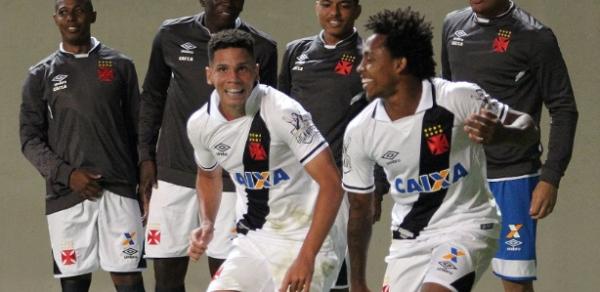 Paulinho (à esquerda) anotou o gol do Vasco no Estádio Independência