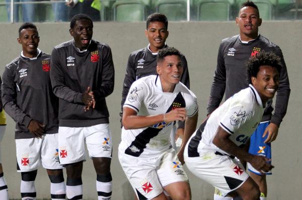 Ao lado de Paulo Vitor, Paulinho festeja um dos gols da partida