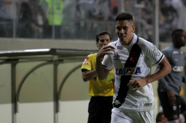 Paulinho festeja um de seus gols pelo Vasco contra o Atlético-MG