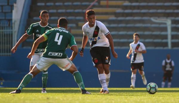 Evander faz lançamento no jogo contra o Palmeiras
