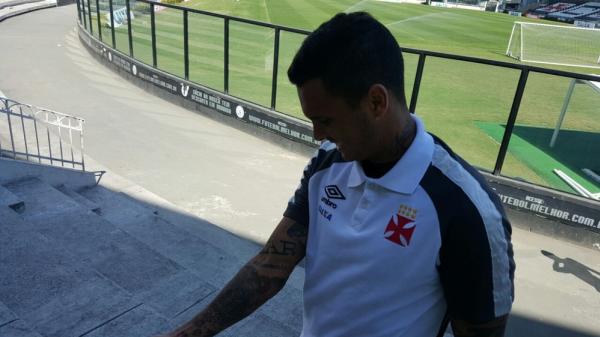 Ramon exibe tatuagens no braço: entre elas, a hashtag #crazymotta