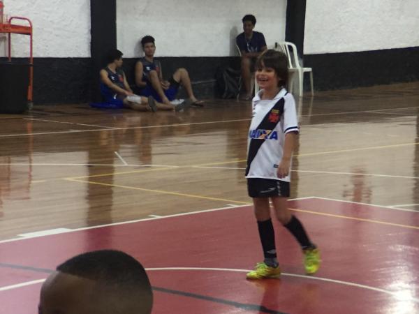 Henrique sorridente durante treino no futsal do Vasco