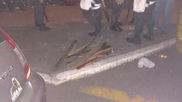 Pedaços de madeiras e barras de ferro estavam dentro do ônibus de uma torcida organizada do Vasco