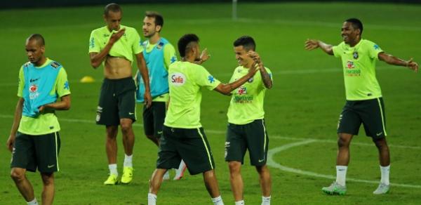 Neymar e Philippe Coutinho em treino da Seleção Brasileira