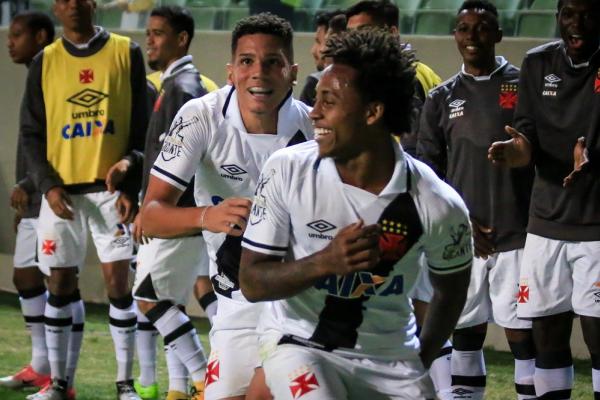 Jovens Paulinho e Paulo Vitor ganharam mais espaço no time do Vasco
