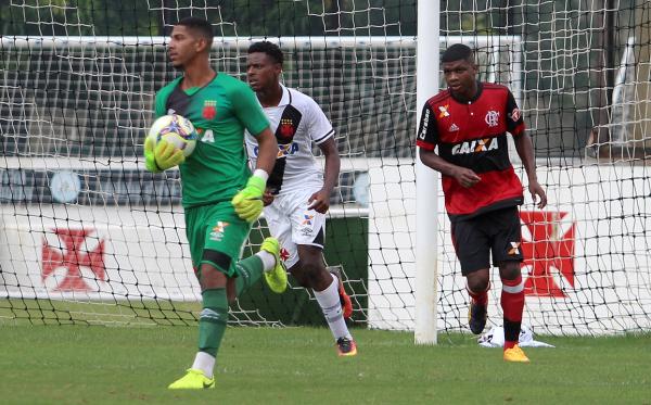 João Pedro em ação contra o Flamengo na Taça Rio