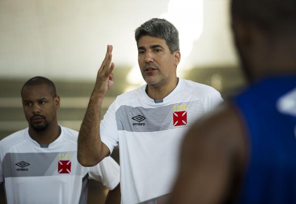 André Barbosa passa instruções para os atletas