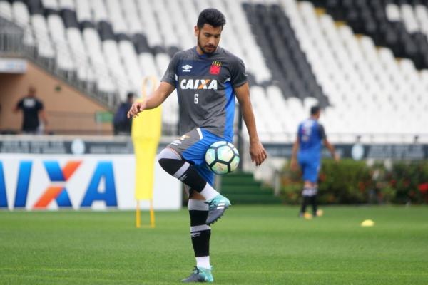 Andrés Rios domina a bola em treino do Vasco