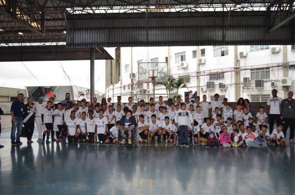 Visitantes posam ao lado dos atletas da Escolinha de Futsal do Vasco