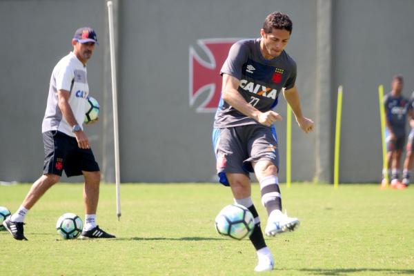 Anderson Martins treinando finalização em São Januário