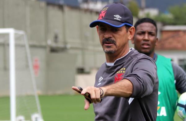 Enquanto Vasco busca treinador, Valdir Bigode comanda treinos em São Januário