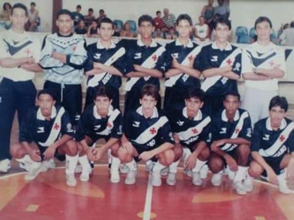 Zé Ricardo (em pé, de camisa branca, o primeiro da direita para esquerda) na época em que trabalhava no futsal do Vasco