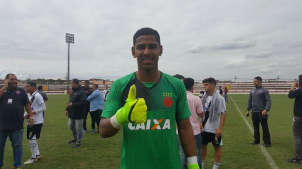 João Pedro comemora o título carioca sub-20 do Vasco