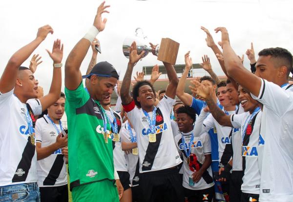 Jogadores do Vasco comemoram o título do Campeonato Carioca Sub-20
