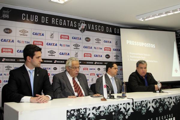 Paulo Henrique Oliveira (gerente sênior da EY), presidente Eurico Miranda, Antonio Gil Franco (sócio da EY) e Marco Antônio Monteiro (vice-presidente de Divulgação e Marketing)