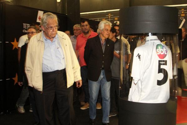Presidente Eurico Miranda no primeiro contato com o acervo de camisas