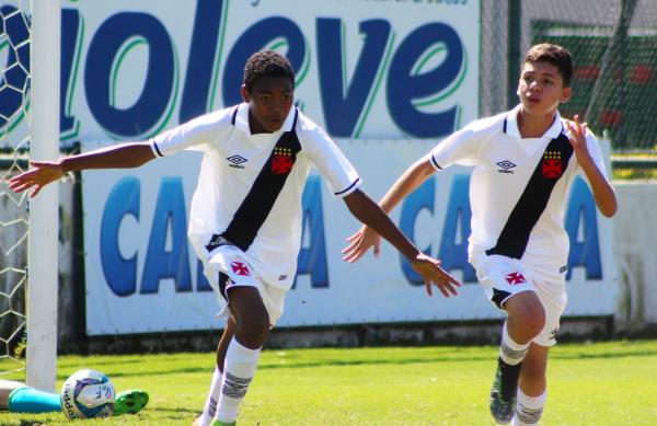 Gabriel Silva e Lincoln festejam o primeiro gol do clássico