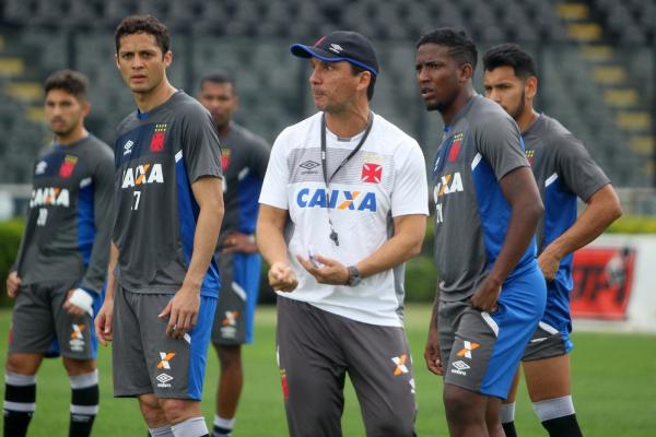 Zé Ricardo orienta jogadores durante treino do Vasco