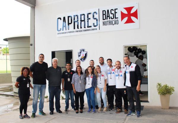 Equipe do Caprres/Base da Nutrição ao lado de Álvaro Miranda (diretor geral das categorias de base) e Egas Manoel Fonseca (vice-presidente médico)