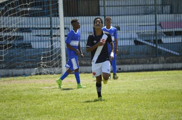 Nícolas Capixaba festeja o primeiro gol do sub-14