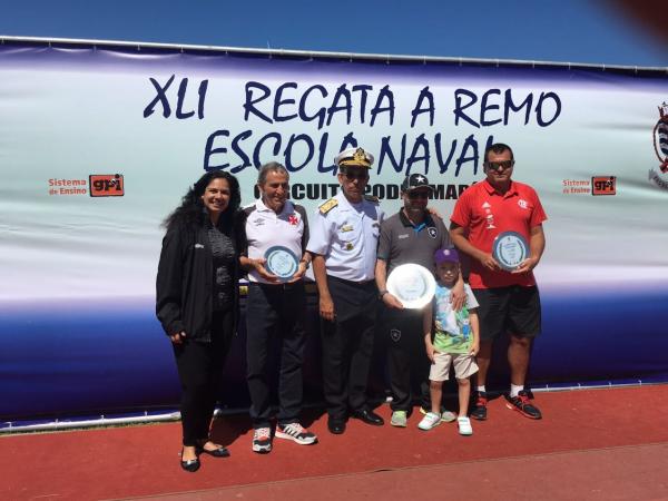 Diretora de remo, Gracilia Portela, e vice-presidente de remo, Antônio Lopes, recebem a premiação geral da competição