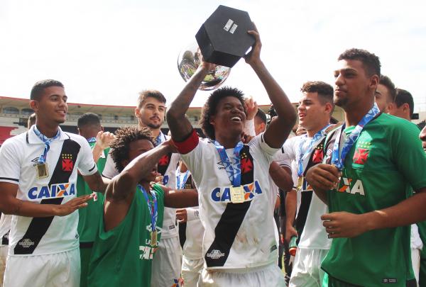 Jogadores do sub-20 comemoram título sobre o Flamengo
