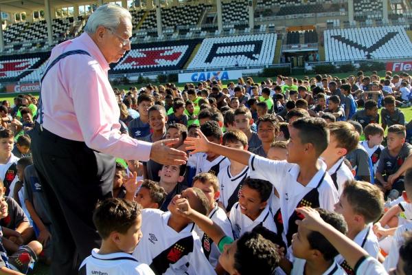 Presidente Eurico Miranda cumprimenta jogadores antes da foto oficial