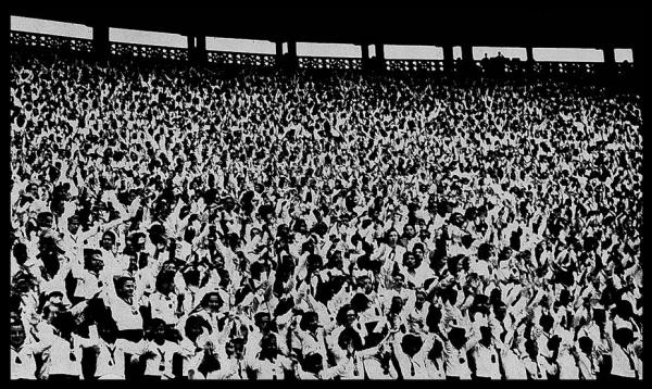 Coral orfeônico regido pelo Maestro Heitor Villa-Lobos. Estádio de São Januário, 07 de setembro de 1942