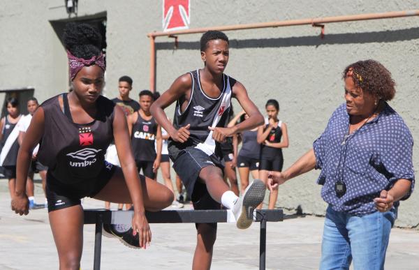 Solange orienta atletas durante atividade na Colina Histórica