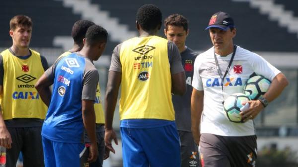 Zé Ricardo conversa com o elenco do Vasco durante um treinamento