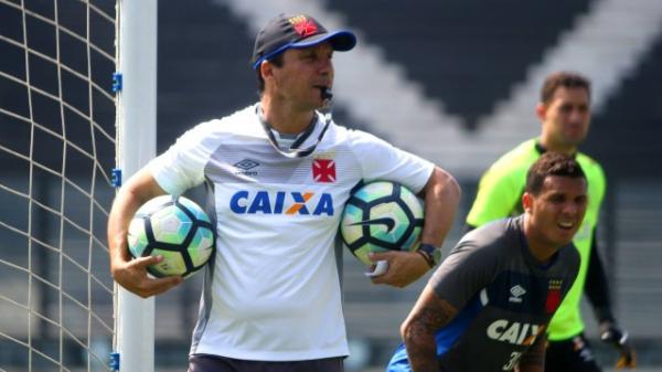 Zé Ricardo orienta um treino do Vasco em São Januário