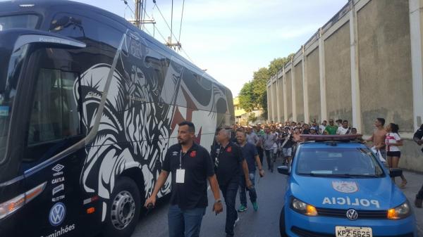 Torcedores seguem ônibus do Vasco na chegada a São Januário