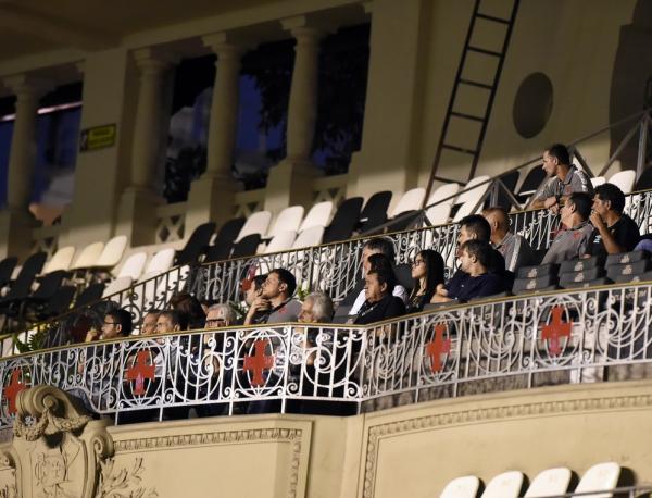 Funcionários do Vasco assistem ao jogo contra o Grêmio em São Januário