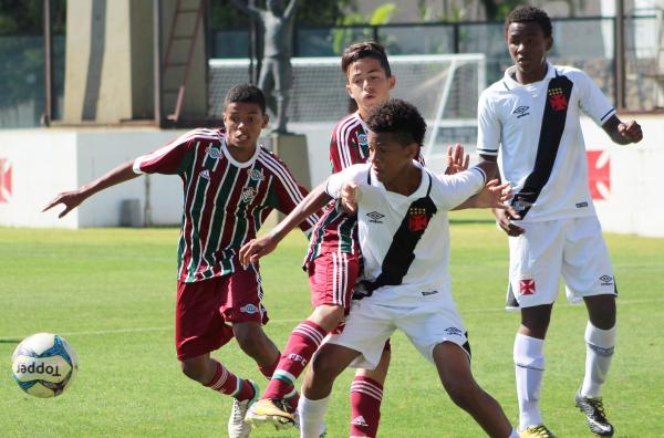 Ykaro tenta proteger a bola dos jogadores do Fluminense