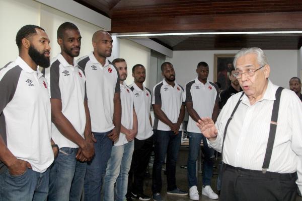 Presidente conversa com os atletas do basquete vascaíno